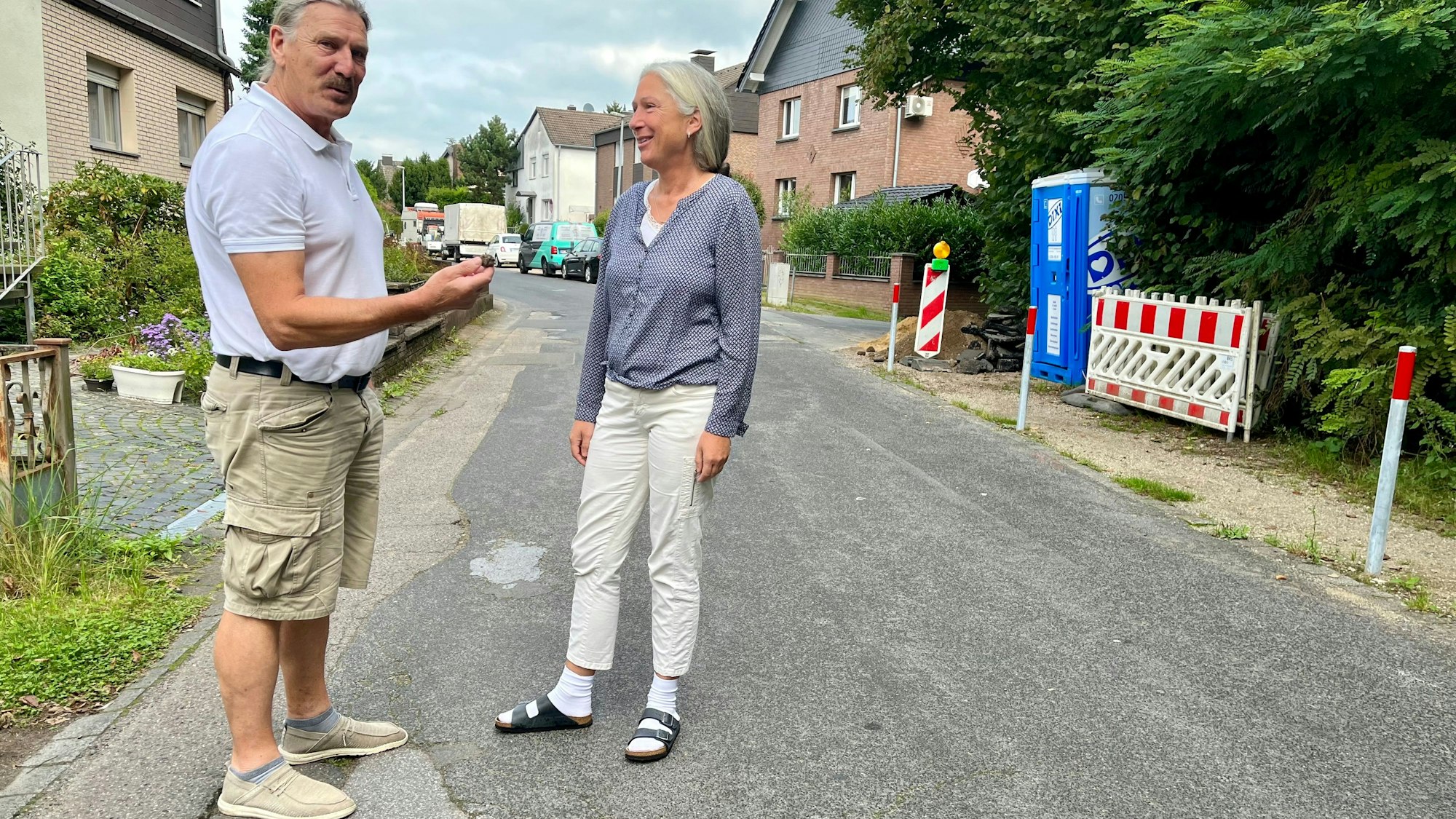 Beklagen sich über den Zustand des Freudenthaler Wegs: Sabine Neunzig und Harald Drinhausen