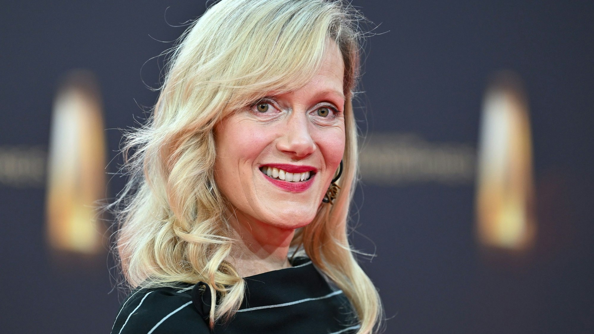 Anna Schudt lächelt in die Kamera.