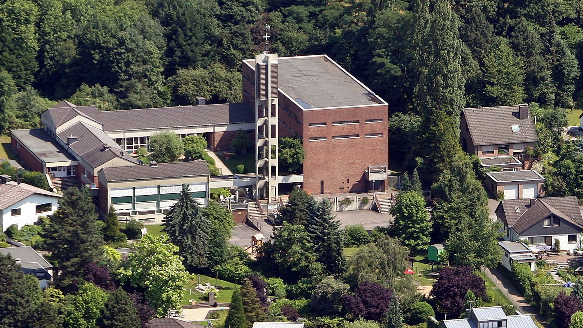 Auf dem Kirchengrundstück an der Heilig-Geist-Kirche in Rösrath-Forsbach soll ein Kita-Neubau entstehen.