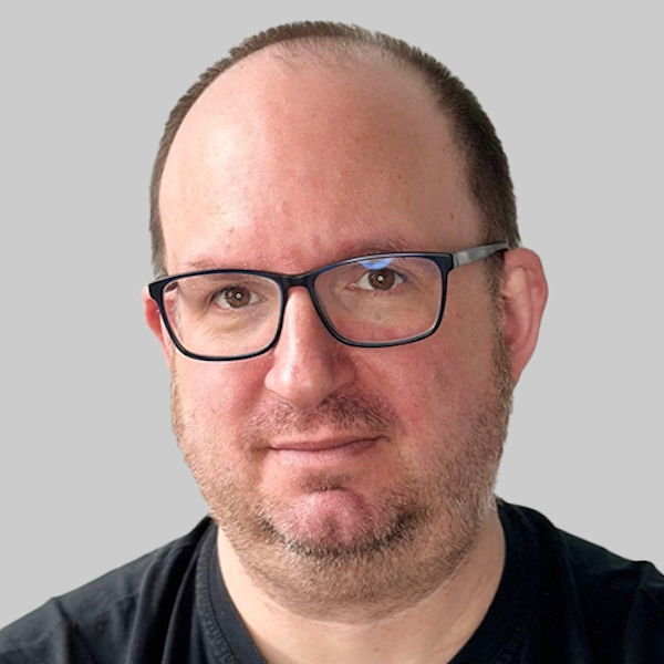 Der Geißbock Hennes der Neunte, das Maskottchen des 1. FC Köln, stürmt auf den Rasen des Stadions. Dabei wird er von seinem Betreuer an der Leine gehalten.