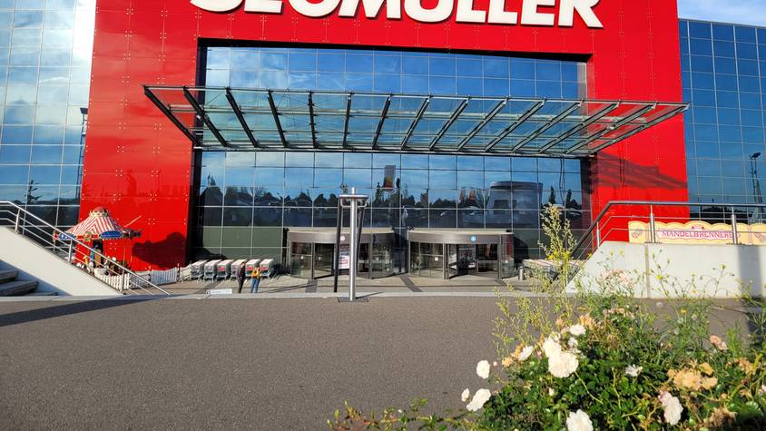 Das Einrichtungshaus Segmüller in Pulheim ist Opfer von Dieben geworden. Sie stahlen hochwertige Markenartikel.