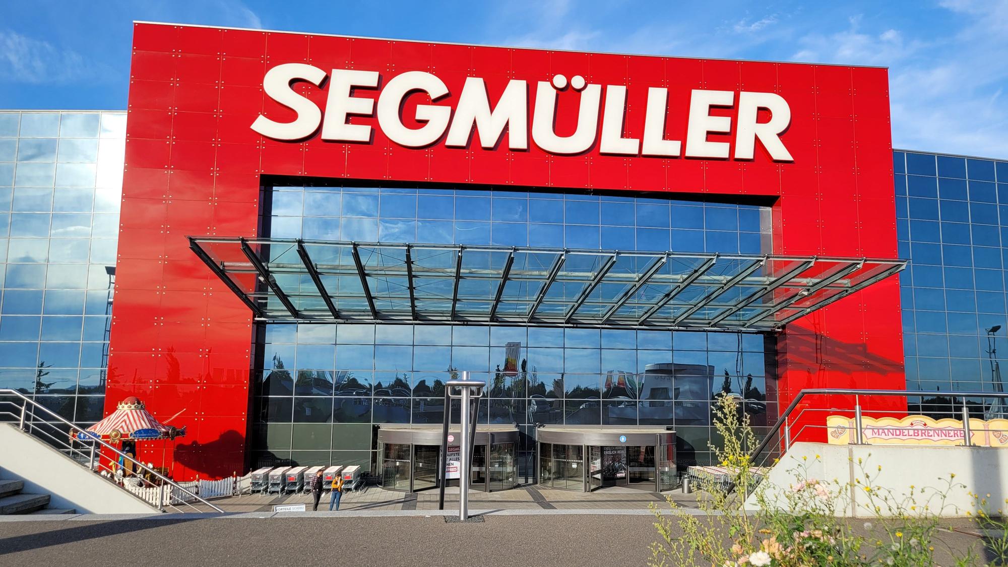 Zu sehen ist der markante Eingang des Einrichtungshauses Segmüller in Pulheim.