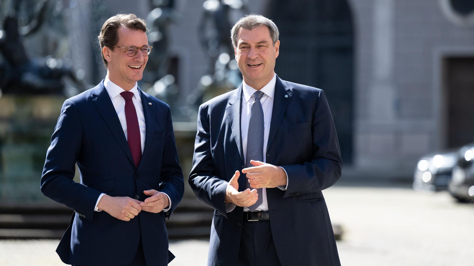 Markus Söder (CSU, r), Ministerpräsident von Bayern, begrüßt Hendrik Wüst (CDU), Ministerpräsident von Nordrhein-Westfalen, vor einer gemeinsamen Kabinettssitzung der beiden Bundesländer. +++ dpa-Bildfunk +++