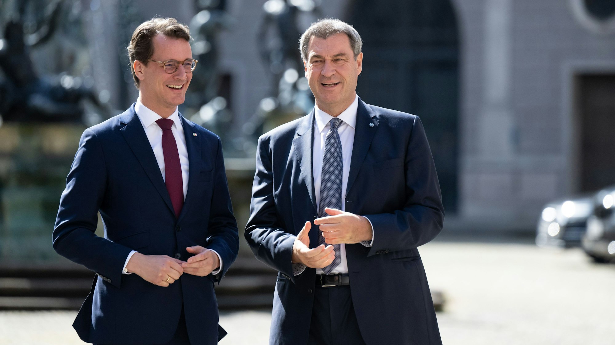 Markus Söder (CSU, r), Ministerpräsident von Bayern, begrüßt Hendrik Wüst (CDU), Ministerpräsident von Nordrhein-Westfalen, vor einer gemeinsamen Kabinettssitzung der beiden Bundesländer. +++ dpa-Bildfunk +++