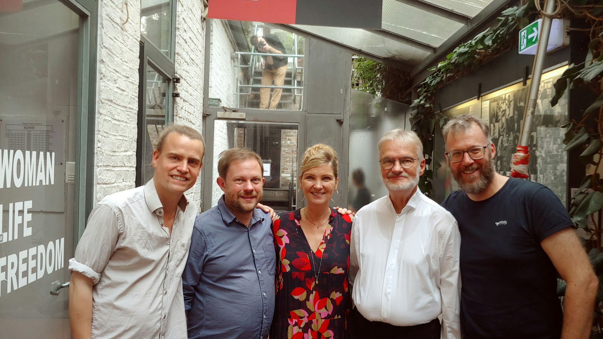Feiern am Donnerstag 40 Jahre Theater am Bauturm (v.l.): Laurenz Leky, René Michaelsen sowie Susanne Pätzold, Hans-Georg Bögner und Bernd Schlenkrich.