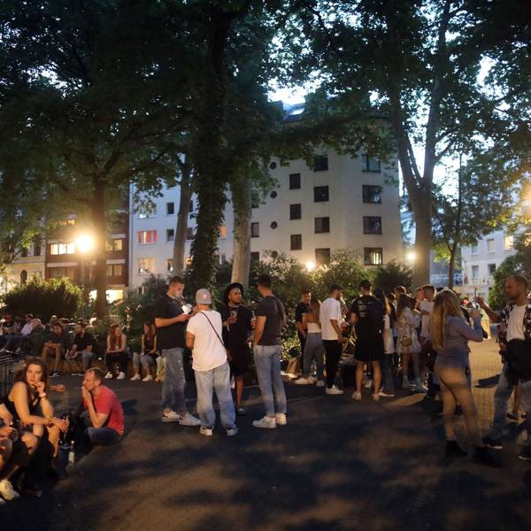Eine warme Nacht am Brüsseler Platz. Menschen genießen den Frühsommer.