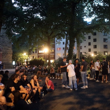 Eine warme Nacht am Brüsseler Platz. Menschen genießen den Frühsommer und verabreden sich, die Kehrseite: viel Lärm und Müll. (Archivbild)