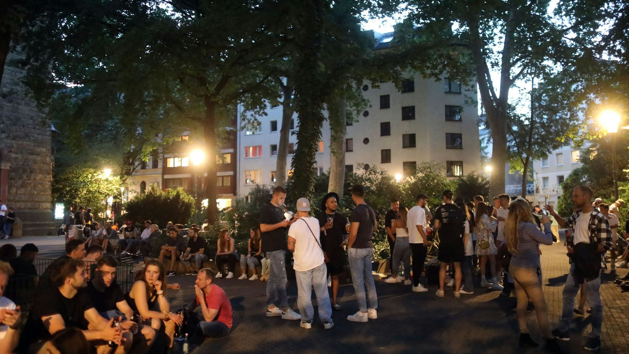 Eine warme Nacht am Brüsseler Platz. Menschen genießen den Frühsommer.