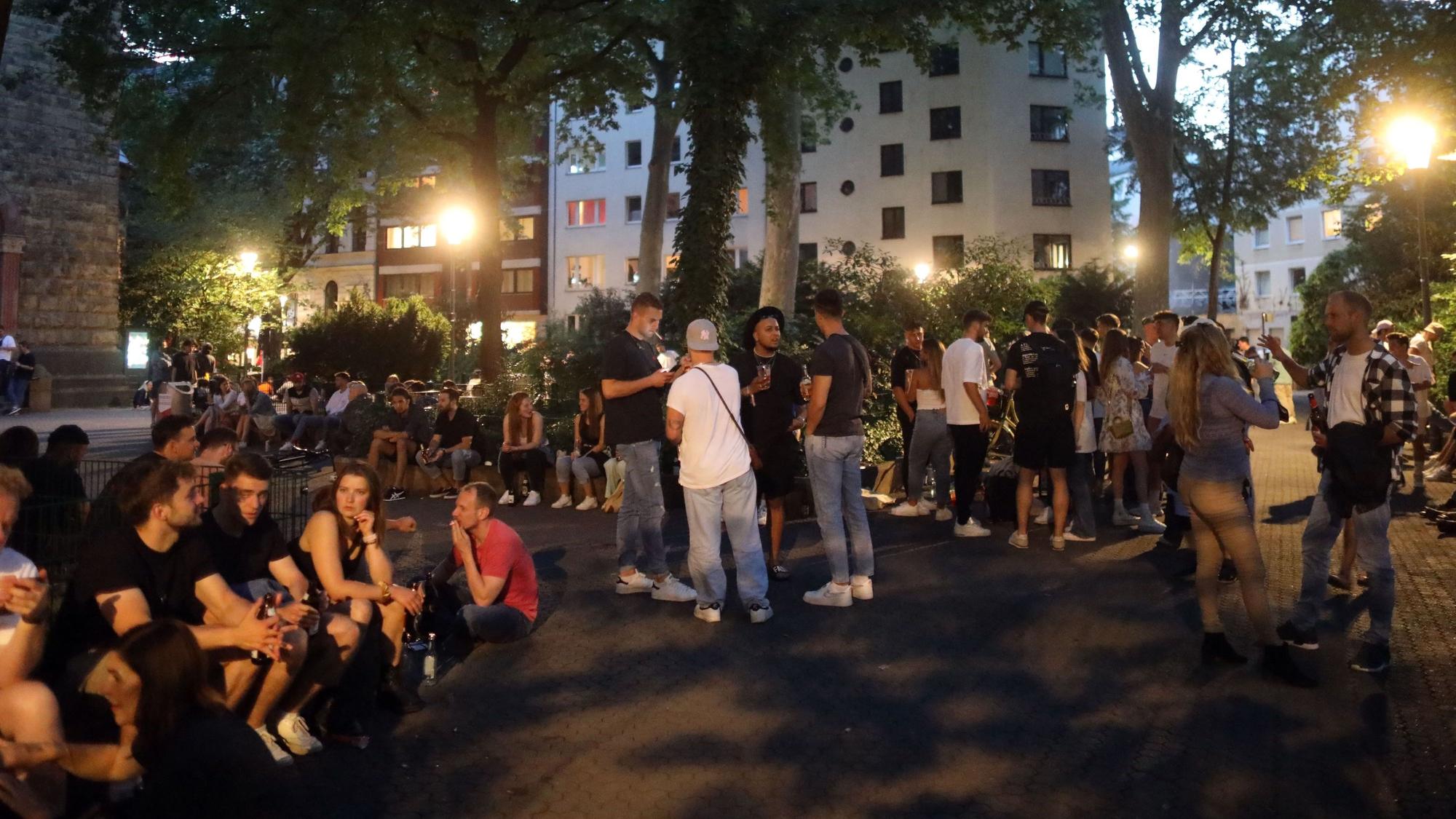 Eine warme Nacht am Brüsseler Platz. Menschen genießen den Frühsommer und verabreden sich, die Kehrseite: viel Lärm und Müll. (Archivbild)