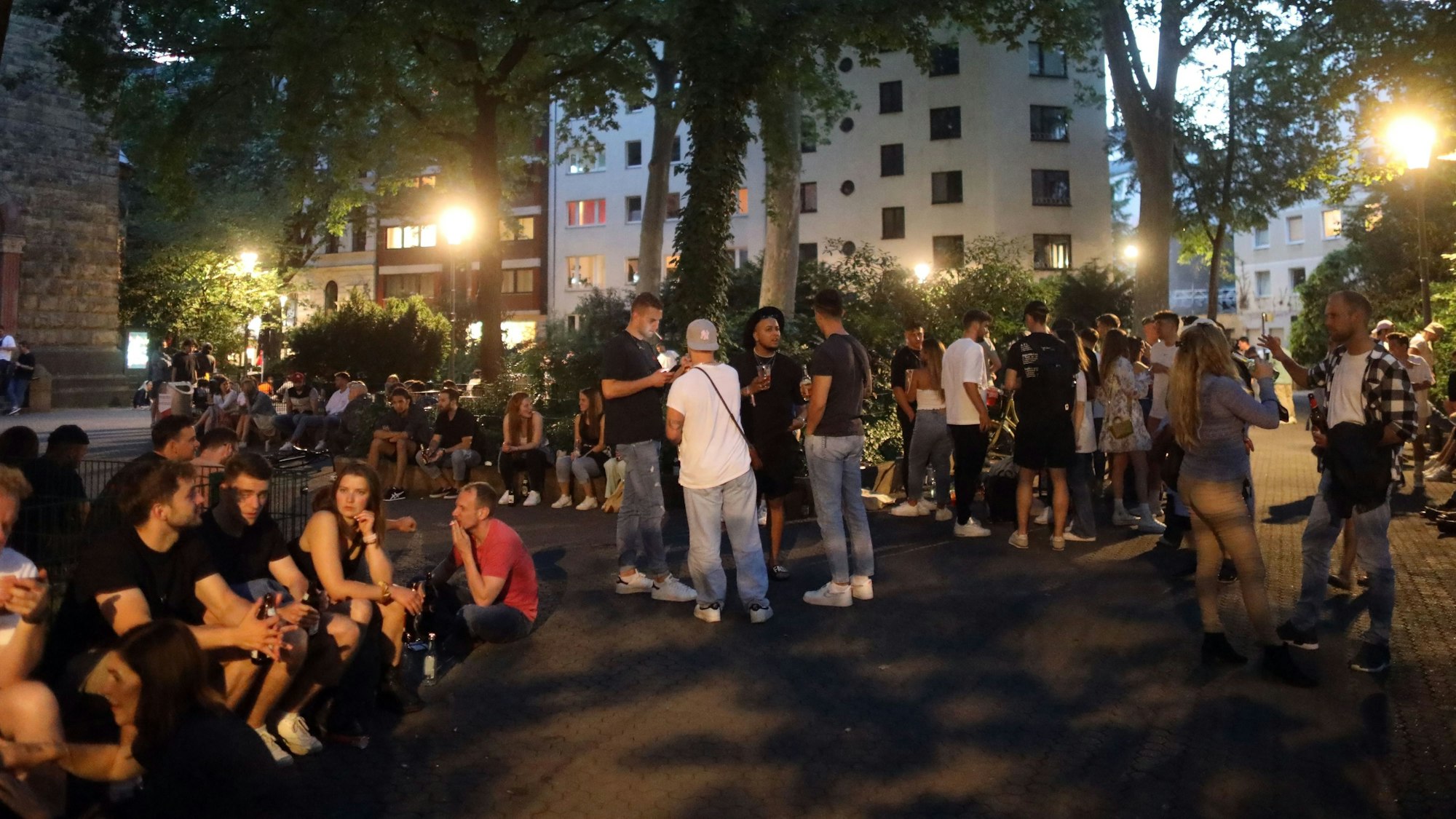 Eine warme Nacht am Brüsseler Platz. Menschen genießen den Frühsommer und verabreden sich, die Kehrseite: viel Lärm und Müll. (Archivbild)