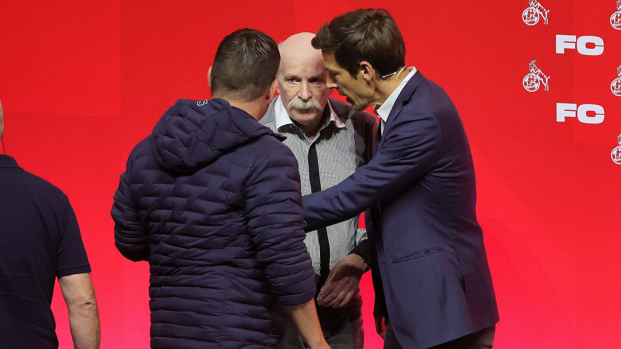 Vizepräsident Carsten Wettich hatte seine liebe Mühe, FC-Mitglied Detlef Brenner von der Bühne zu bekommen.