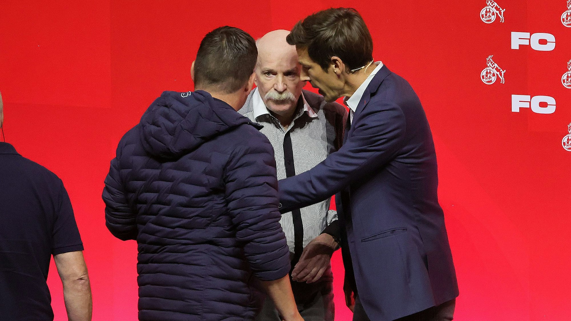 Vizepräsident Carsten Wettich hatte seine liebe Mühe, FC-Mitglied Detlef Brenner von der Bühne zu bekommen.