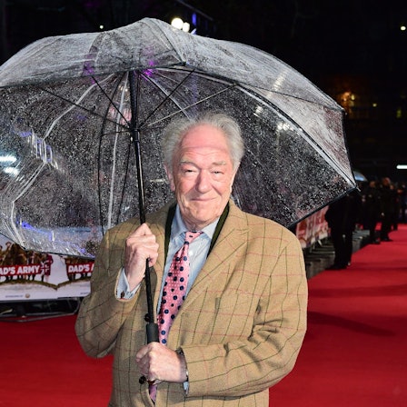 26.01.2016, Großbritannien, London: Schauspieler Sir Michael Gambon bei der Weltpremiere von «Dad's Army» im Odeon Leicester Squar. Der Schauspieler Michael Gambon ist tot. Das bestätigte das Büro seiner Publizistin am Donnerstag auf Anfrage der Deutschen Presse-Agentur in London. Gambon, der vor allem durch seine Rolle als Professor Dumbledore in mehreren «Harry Potter»-Filmen bekannt war, wurde 82 Jahre alt.