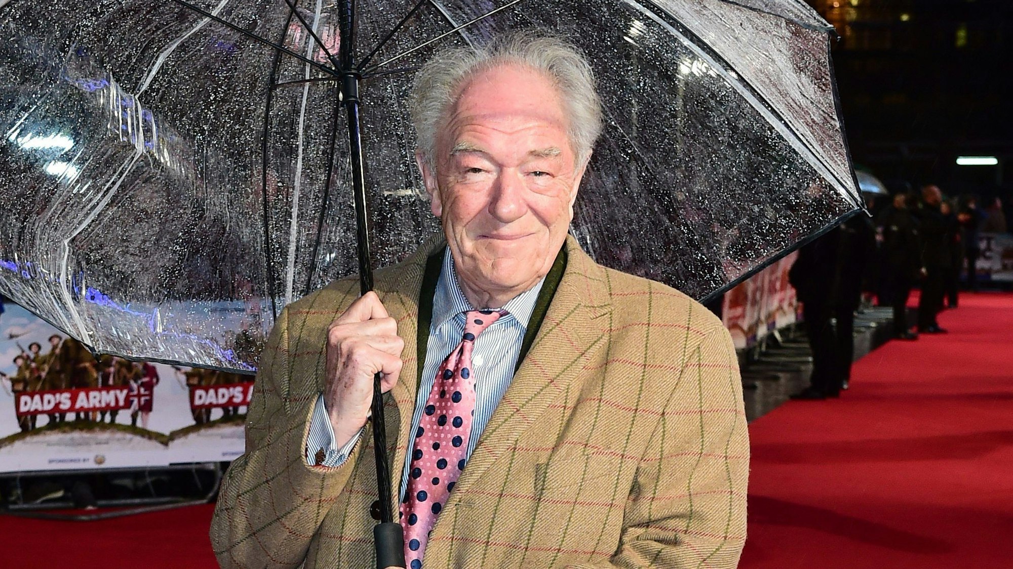 26.01.2016, Großbritannien, London: Schauspieler Sir Michael Gambon bei der Weltpremiere von «Dad's Army» im Odeon Leicester Squar. Der Schauspieler Michael Gambon ist tot. Das bestätigte das Büro seiner Publizistin am Donnerstag auf Anfrage der Deutschen Presse-Agentur in London. Gambon, der vor allem durch seine Rolle als Professor Dumbledore in mehreren «Harry Potter»-Filmen bekannt war, wurde 82 Jahre alt.