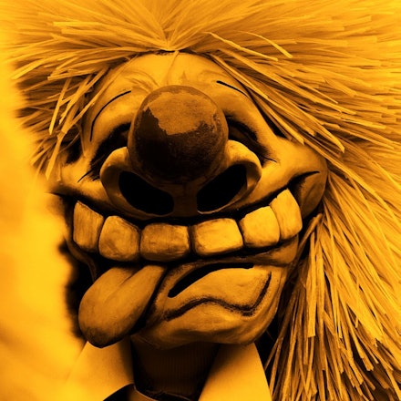 Eine Fratze aus der Basler Fasnacht streckt uns die Zunge raus.