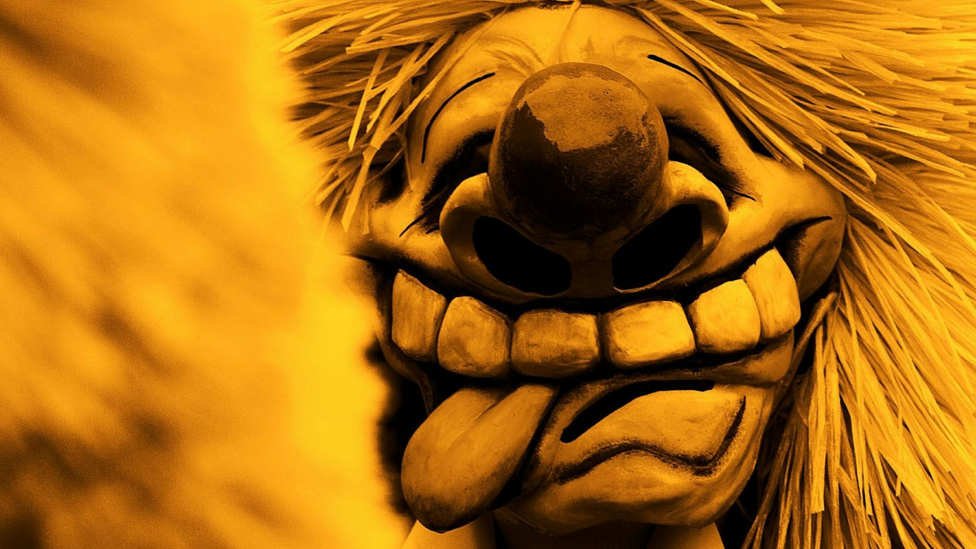 Eine Fratze aus der Basler Fasnacht streckt uns die Zunge raus.