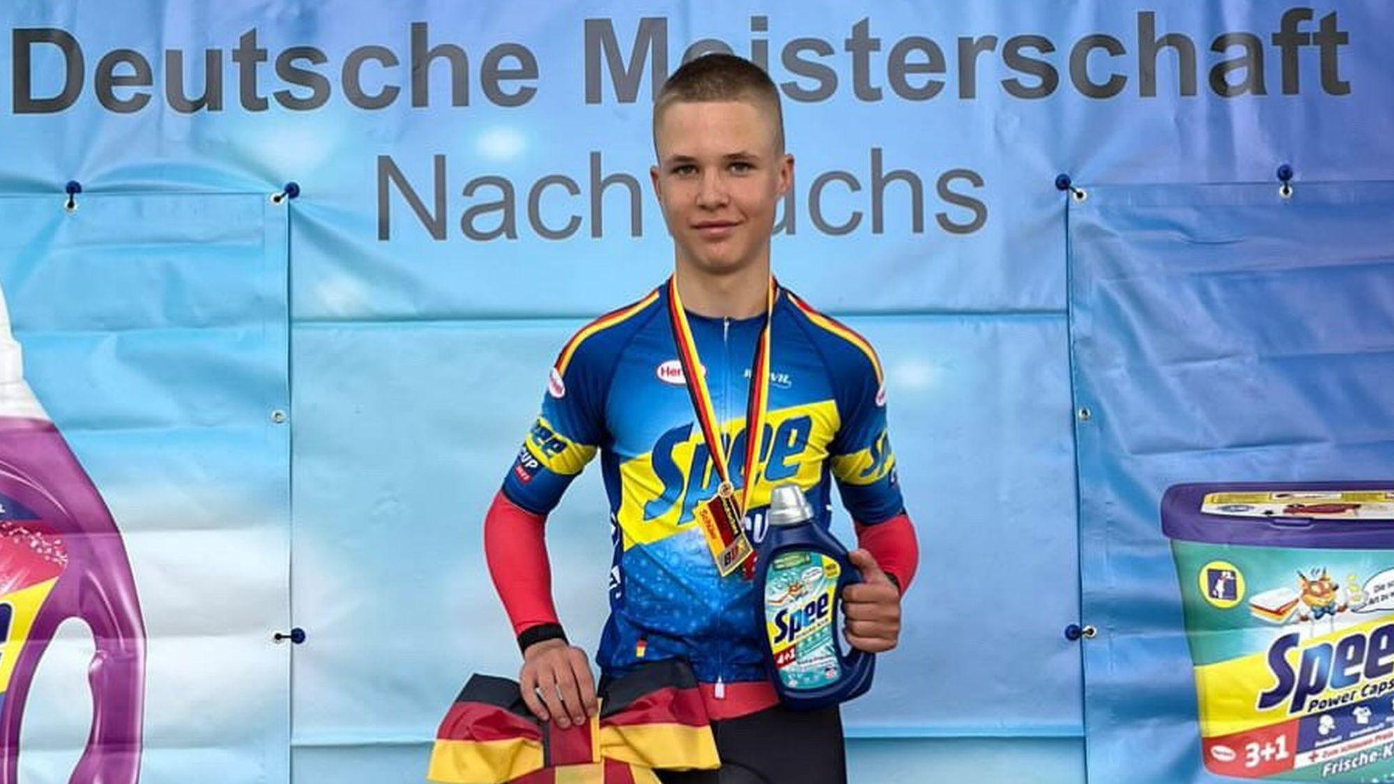 Das Bild zeigt Mika Lohmar während der Siegerehrung.