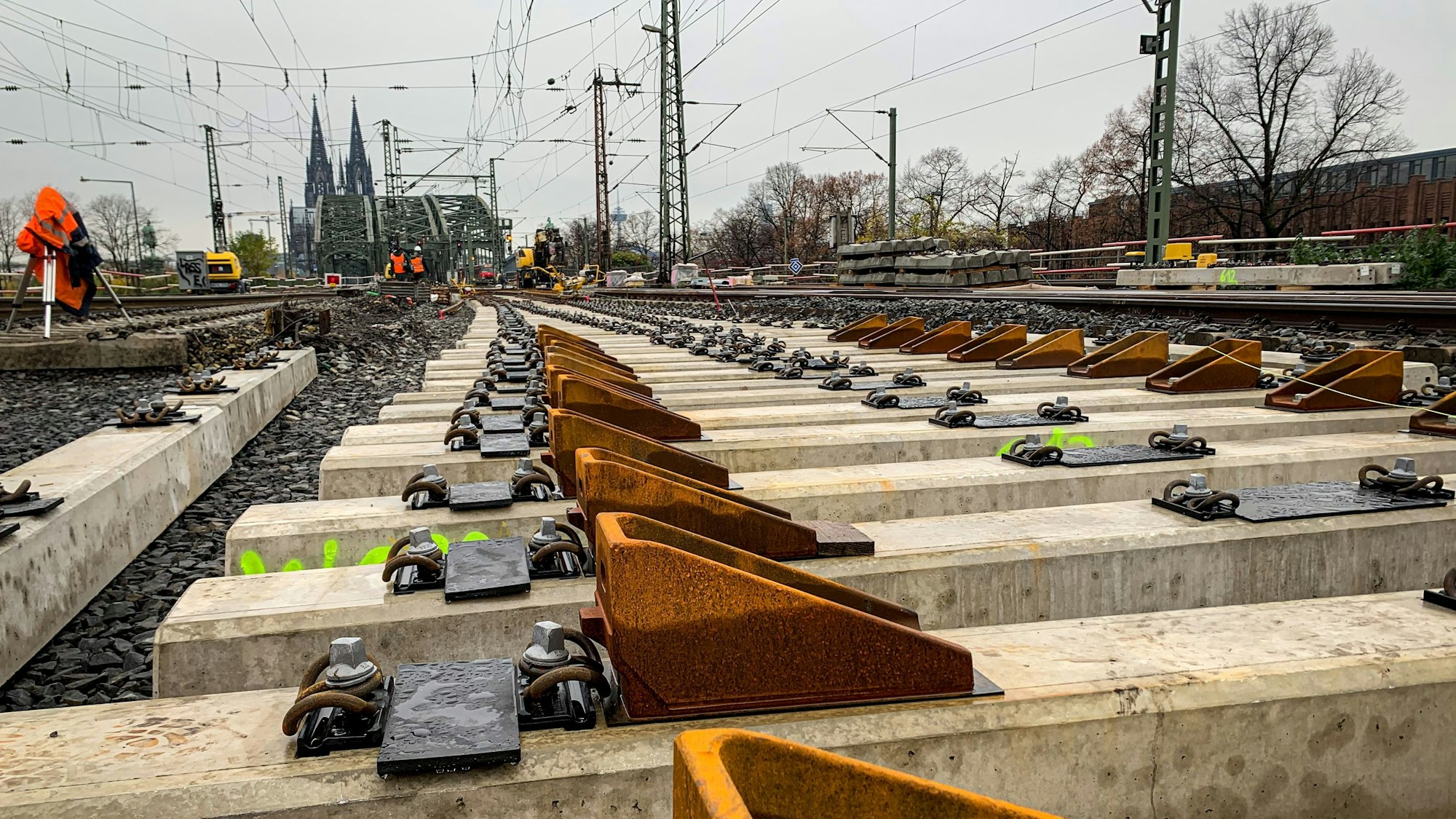 Arbeiten auf dem Gleisbett zwischen Köln-Hauptbahnhof und Köln-Messe/Deutz. Im Hintergrund der Kölner Dom.