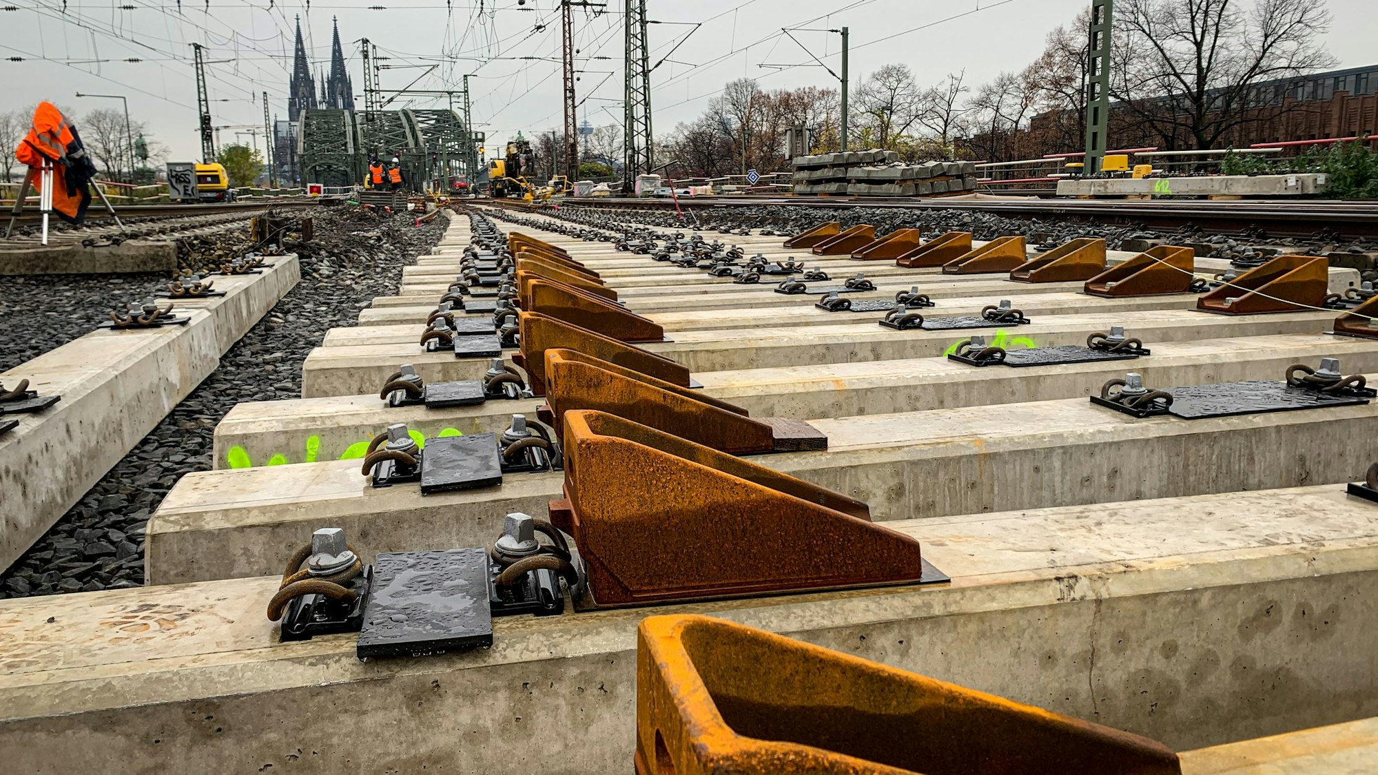 28.11.2022, Köln: Seit einigen Tagen erneuert die Deutsche Bahn Weichen im Bahnhof Köln Messe/Deutz. Während der Arbeiten können zwei der sechs Gleise auf der Hohenzollernbrücke nicht befahren werden. Foto: Peter Berger