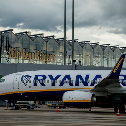 Eine Maschine der Ryanair Flotte steht vor dem Terminal  des Flughafens Köln/Bonn.