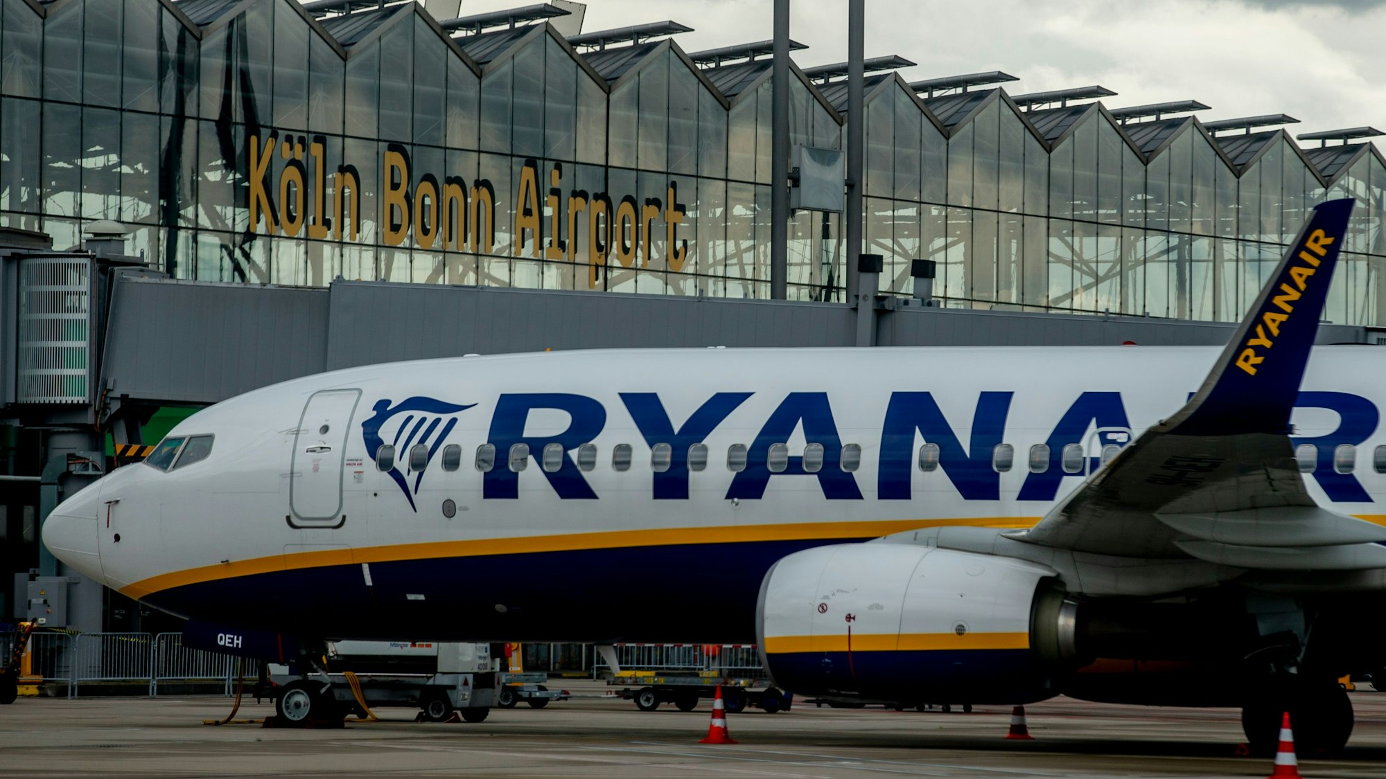 Eine Maschine der Ryanair Flotte steht vor dem Terminal des Flughafens Köln/Bonn.