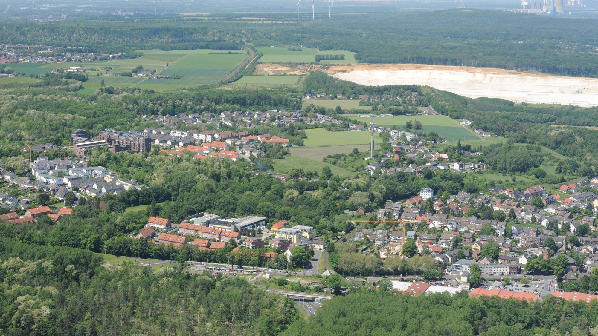 Stadtteil Grube Carl in Frechen, im Hintergrund Grube Sandgrube Quarzwerke.