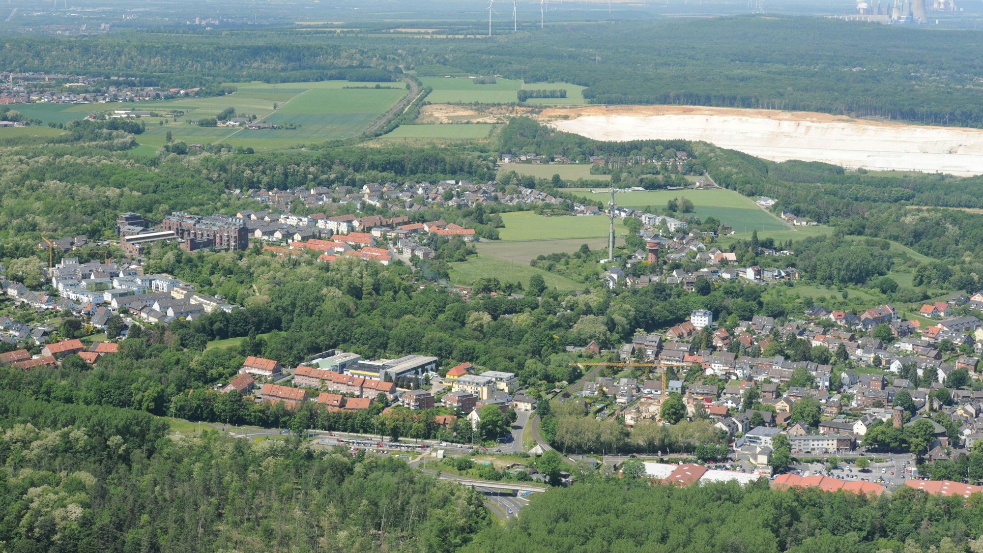 Stadtteil Grube Carl in Frechen, im Hintergrund Grube Sandgrube Quarzwerke.