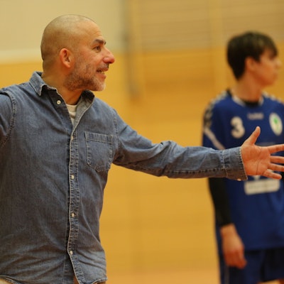 Khalid Khan breitet als Trainer des TV Palmersheim die Arme aus.