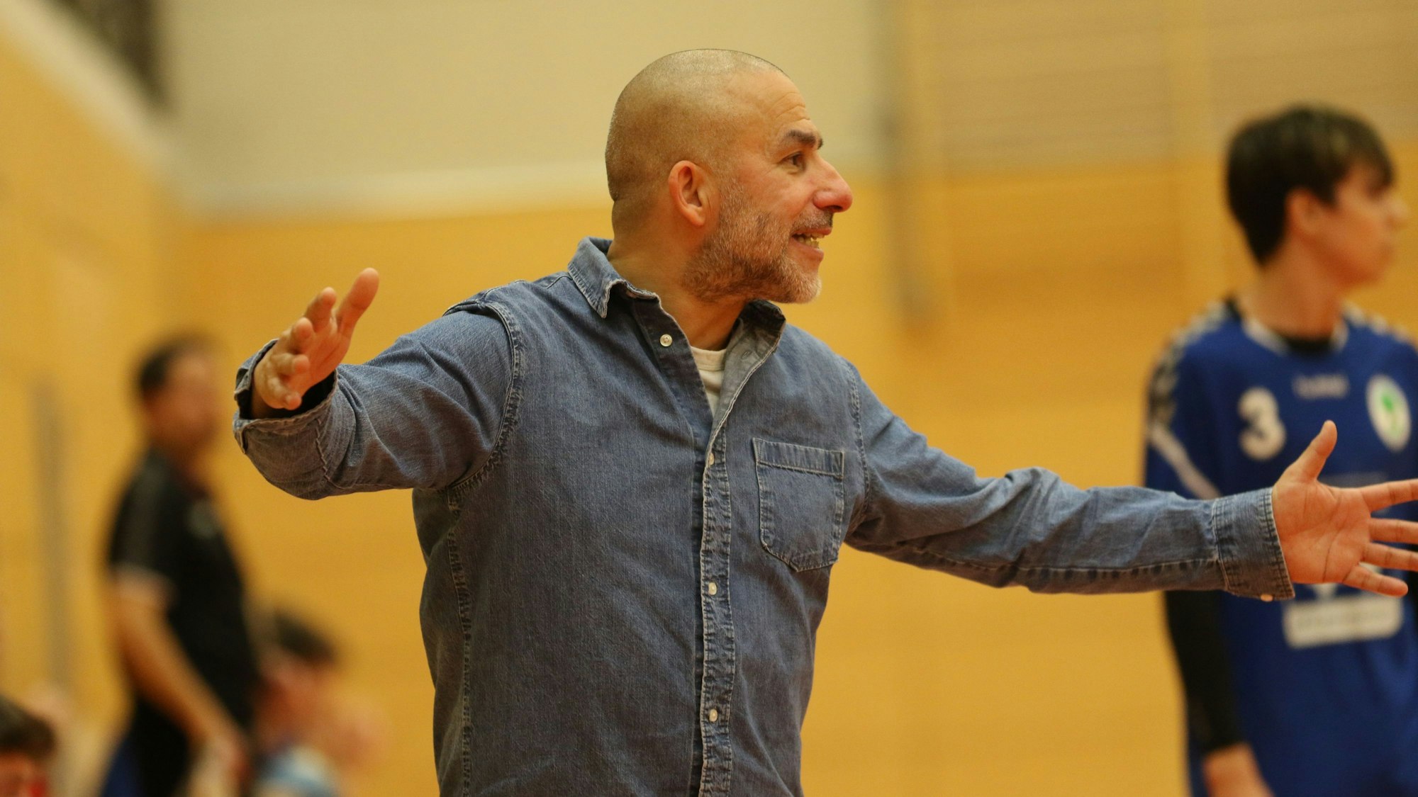 Khalid Khan breitet als Trainer des TV Palmersheim die Arme aus.