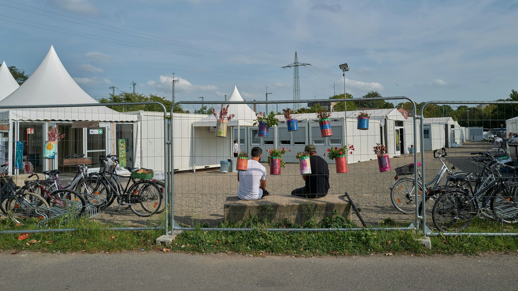 Blick auf die Erstaufnahmeeinrichtung für Geflüchtete am Kölner Südstadion
