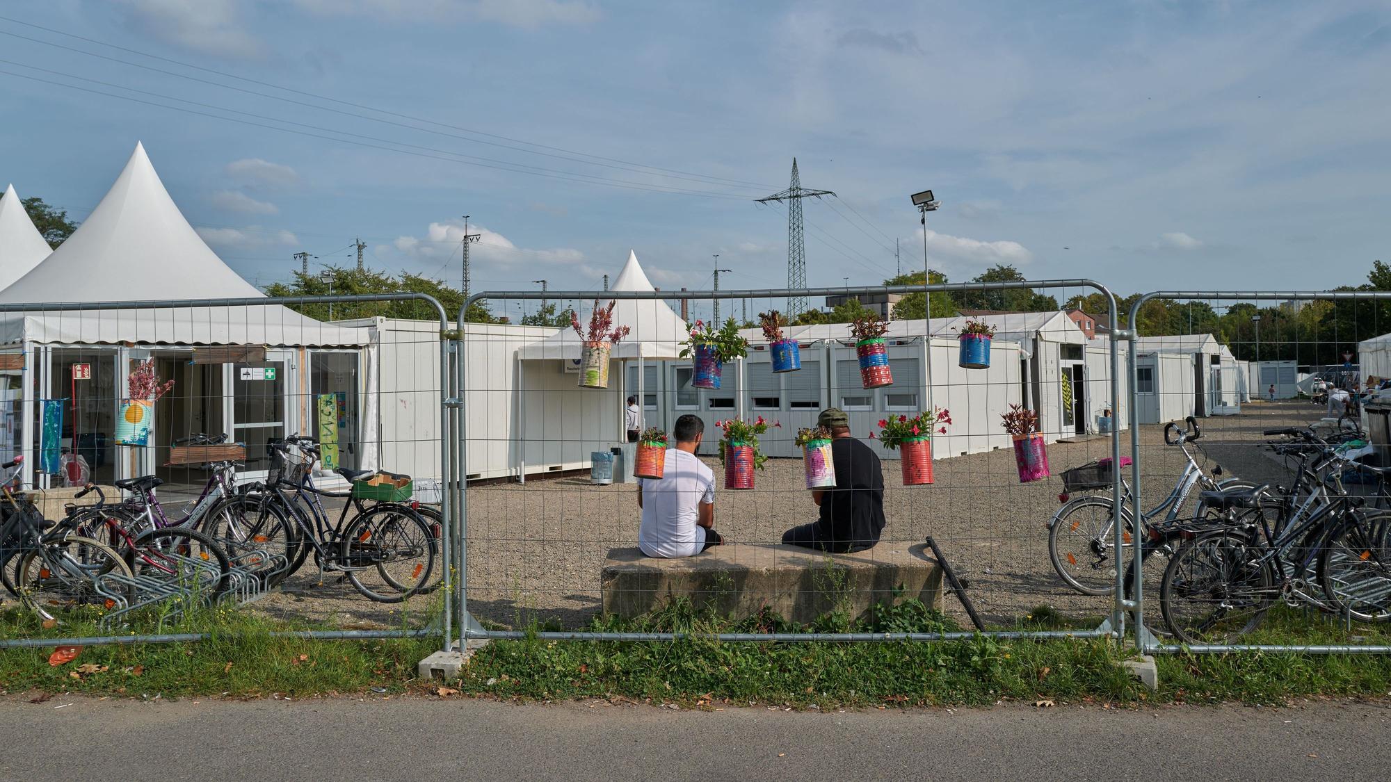 Blick auf die Erstaufnahmeeinrichtung für Geflüchtete am Kölner Südstadion