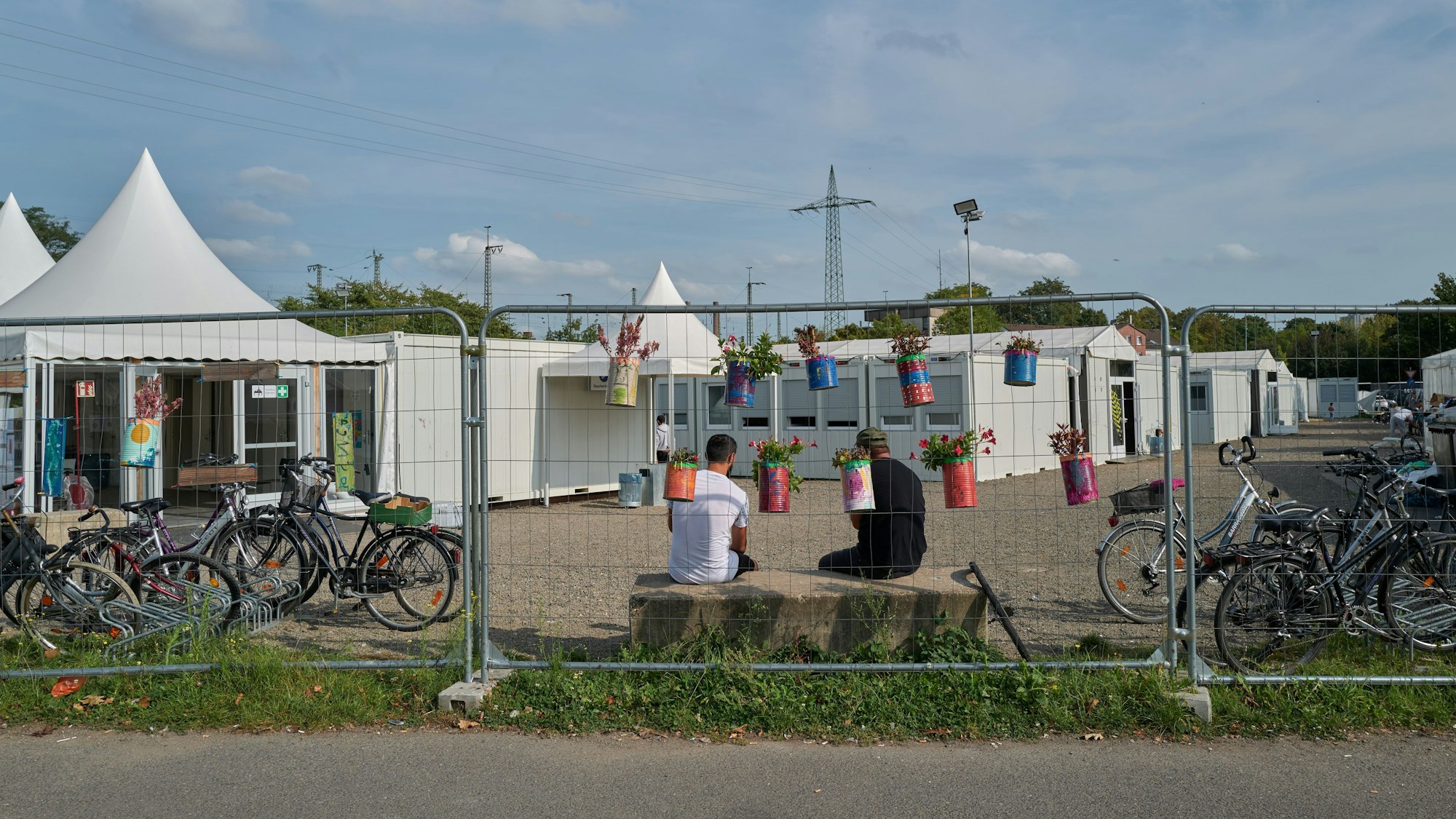 Blick auf die Erstaufnahmeeinrichtung für Geflüchtete am Kölner Südstadion