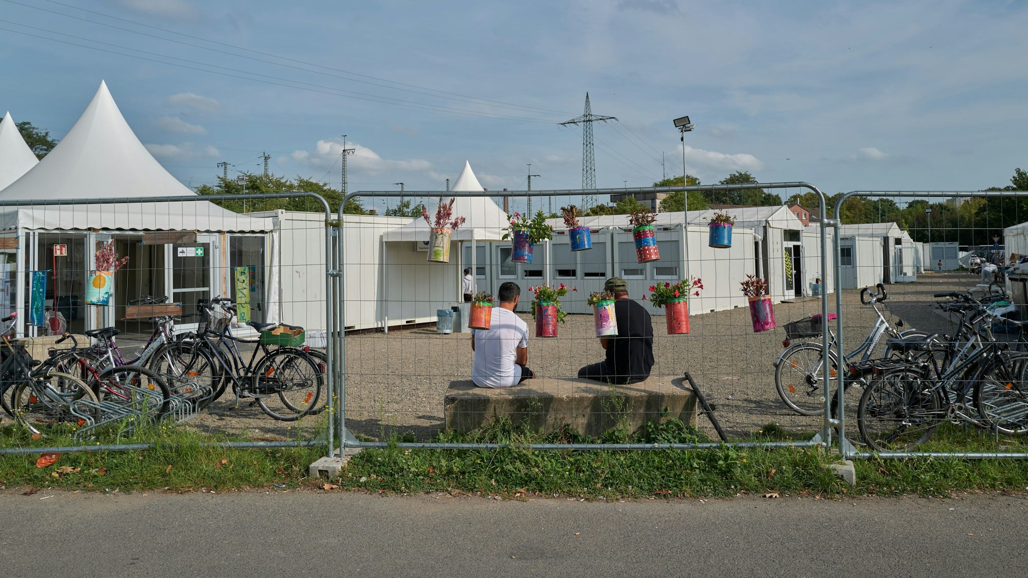 Fortuna Köln und Anwohner beschweren sich über Müll und zugestellte Parkplätze am Fortuna-Stadion.