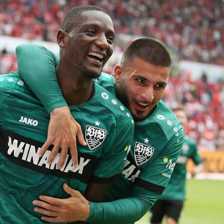 Serhou Guirassy (l.) feiert mit Teamkollege Deniz Undav seinen Treffer zum 3:1-Sieg gegen Darmstadt.