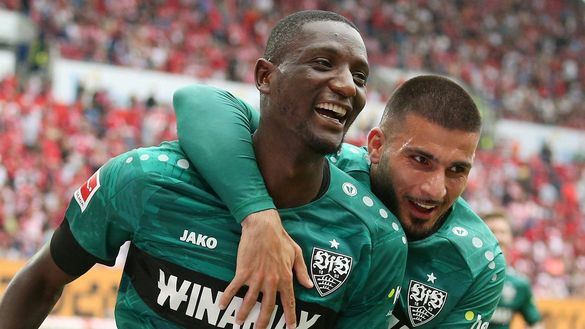 Serhou Guirassy (l.) feiert mit Teamkollege Deniz Undav seinen Treffer zum 3:1-Sieg gegen Darmstadt.