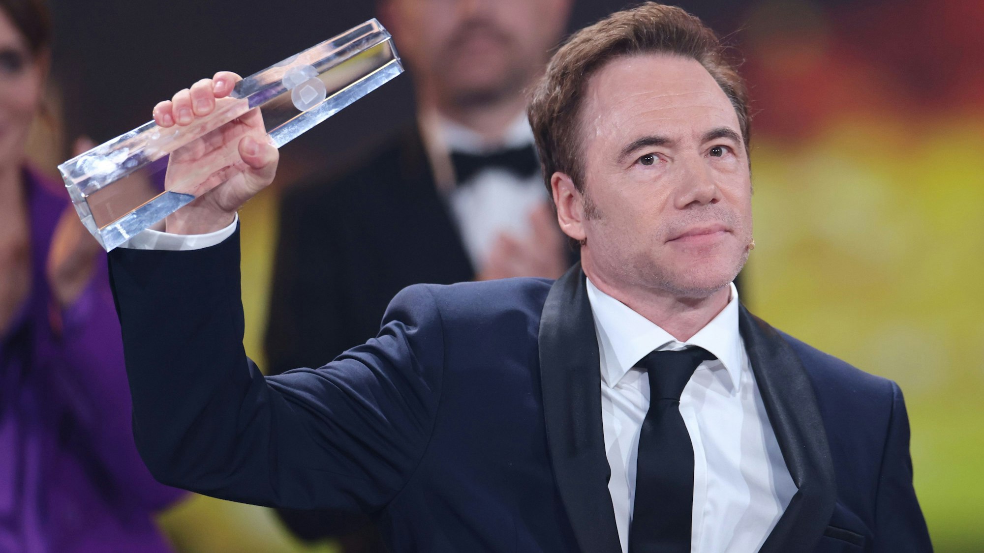 Michael „Bully“ Herbig spricht mit seinem Ehrenpreis der Stifter 2023 für sein Lebenswerk in der Hand beim Deutschen Fernsehpreis 2023 im Coloneum.