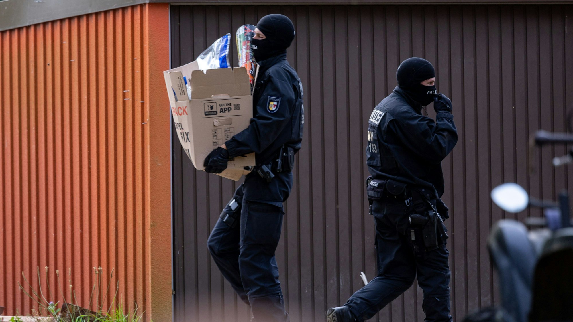 Polizisten sichern Beweismittel in dem Haus eines bekannten Rechtsextremisten.