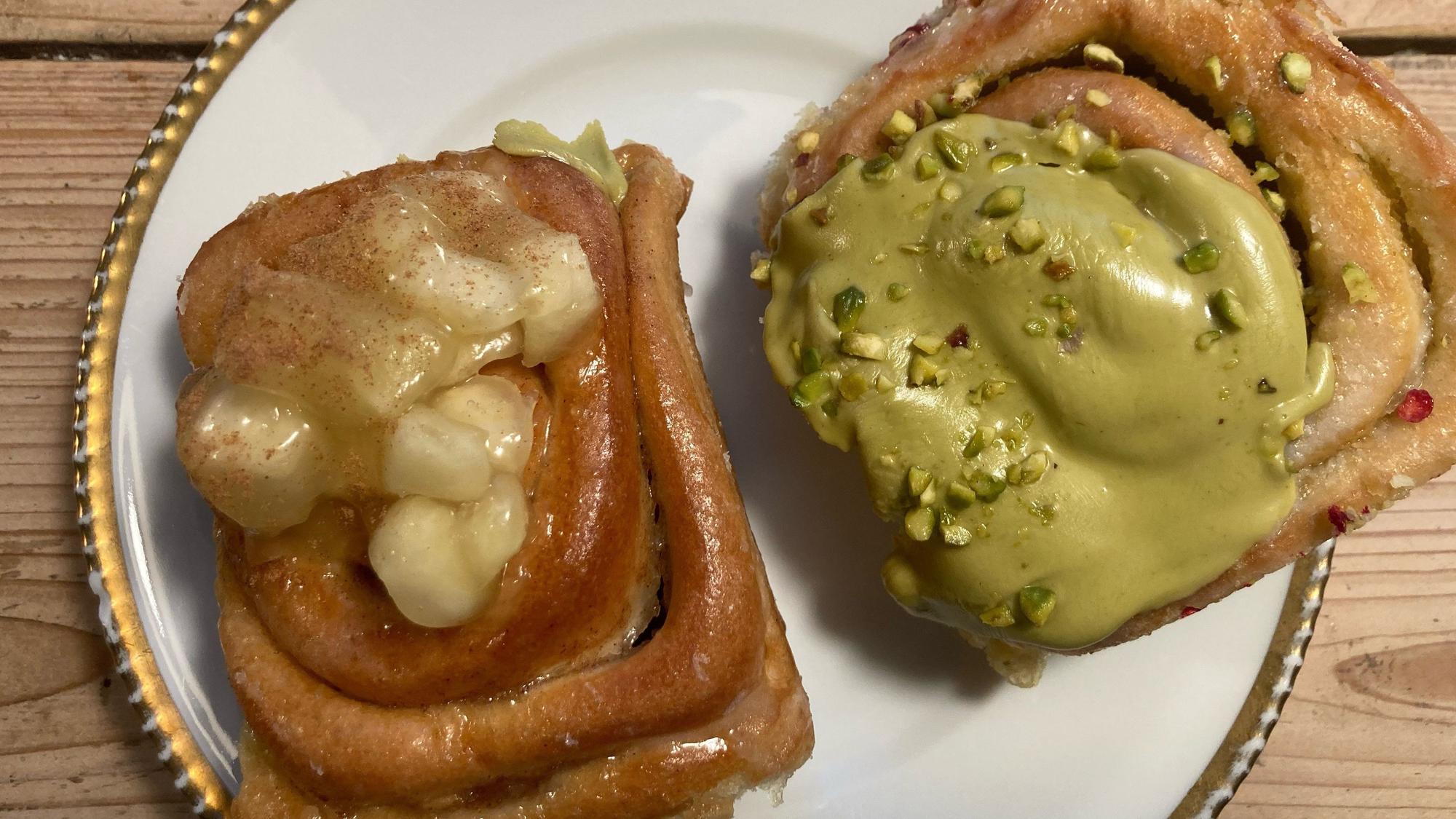 Zwei Zimtschnecken von Cinnamood auf einem Teller