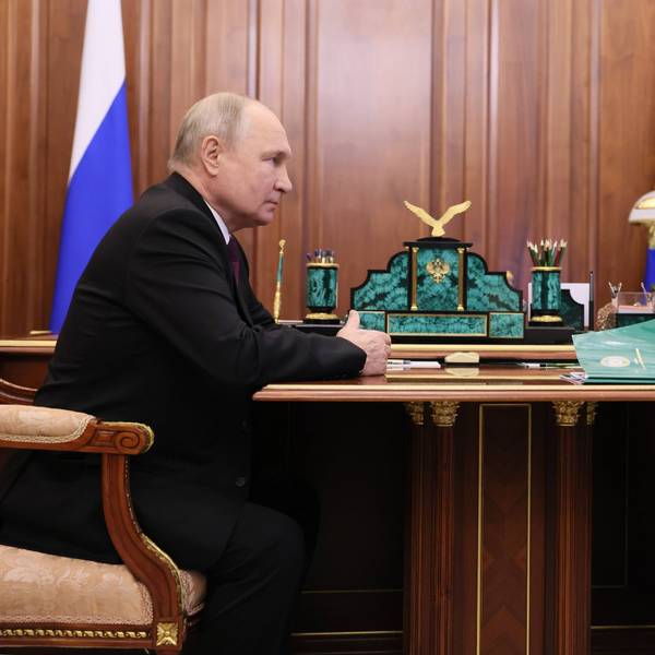 Nach wochenlangen Spekulationen über seinen Gesundheitszustand hat sich Tschetschenen-Führer Ramsan Kadyrow (r.) nun offenbar mit Kremlchef Wladimir Putin getroffen. Berichten zufolge soll der Termin nur wenige Minuten gedauert haben.