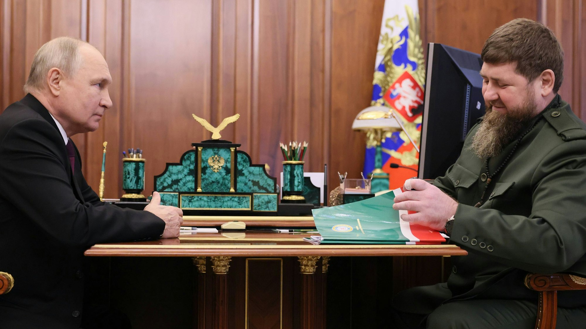 Nach wochenlangen Spekulationen über seinen Gesundheitszustand hat sich Tschetschenen-Führer Ramsan Kadyrow (r.) nun offenbar mit Kremlchef Wladimir Putin getroffen. Berichten zufolge soll der Termin nur wenige Minuten gedauert haben.