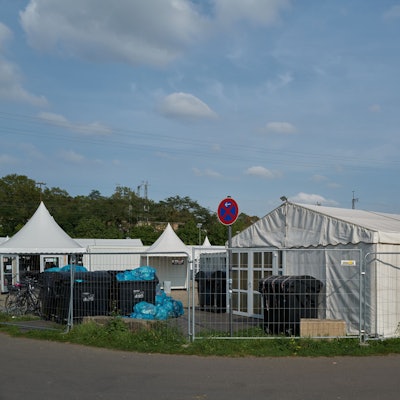 Fortuna Köln und Anwohner beschweren sich über vermeintlichen Müll und zugestellte Parkplätze am Fortuna-Stadion. Das Geflüchtetenlager am Fortuna-Stadion.