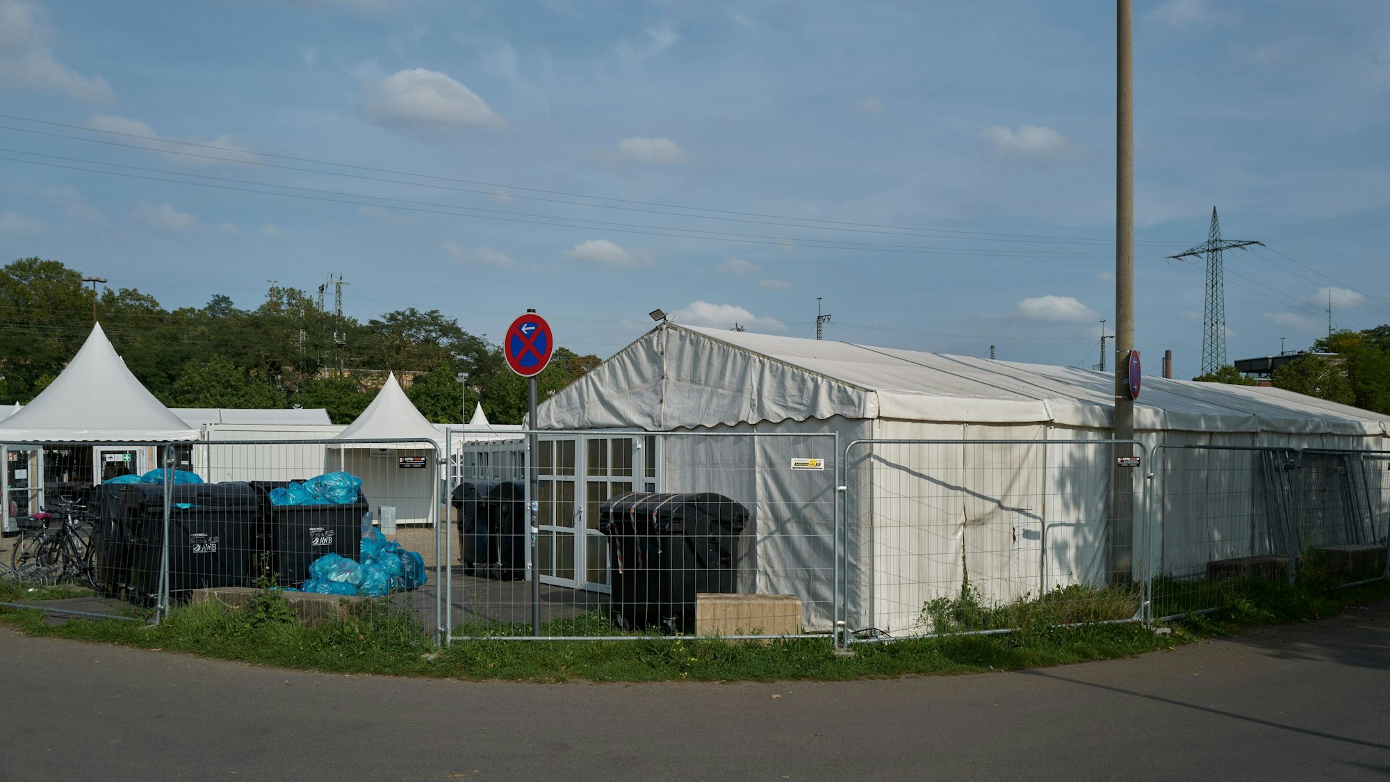 Fortuna Köln und Anwohner beschweren sich über vermeintlichen Müll und zugestellte Parkplätze am Fortuna-Stadion. Das Geflüchtetenlager am Fortuna-Stadion.