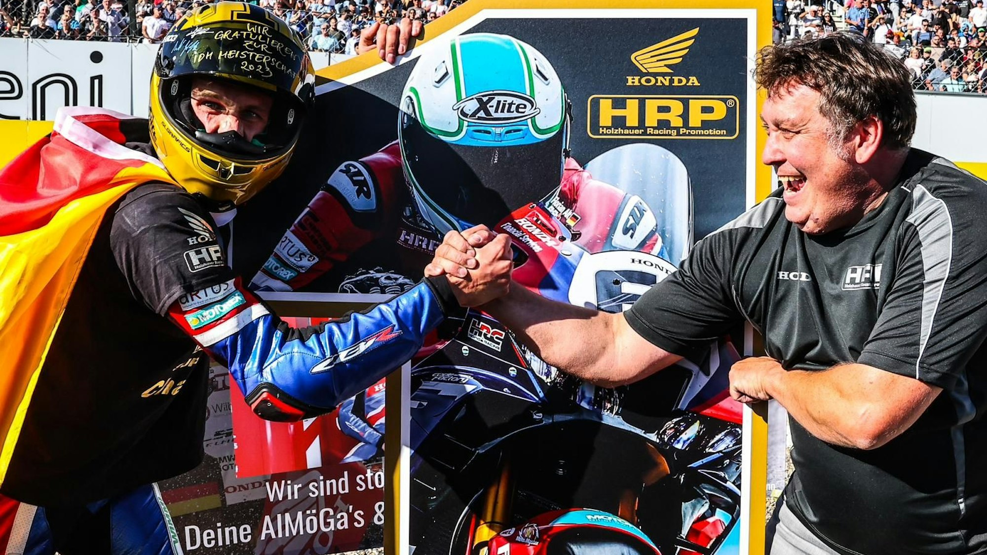 Florian Alt schlägt mit einem Teamkollegn ein.