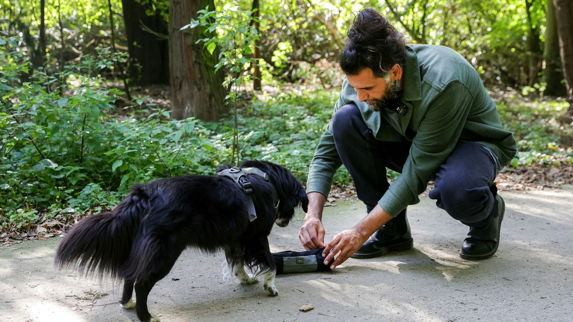 Masih Samin öffnet für seine Hündin Thea einen Futterbeutel.