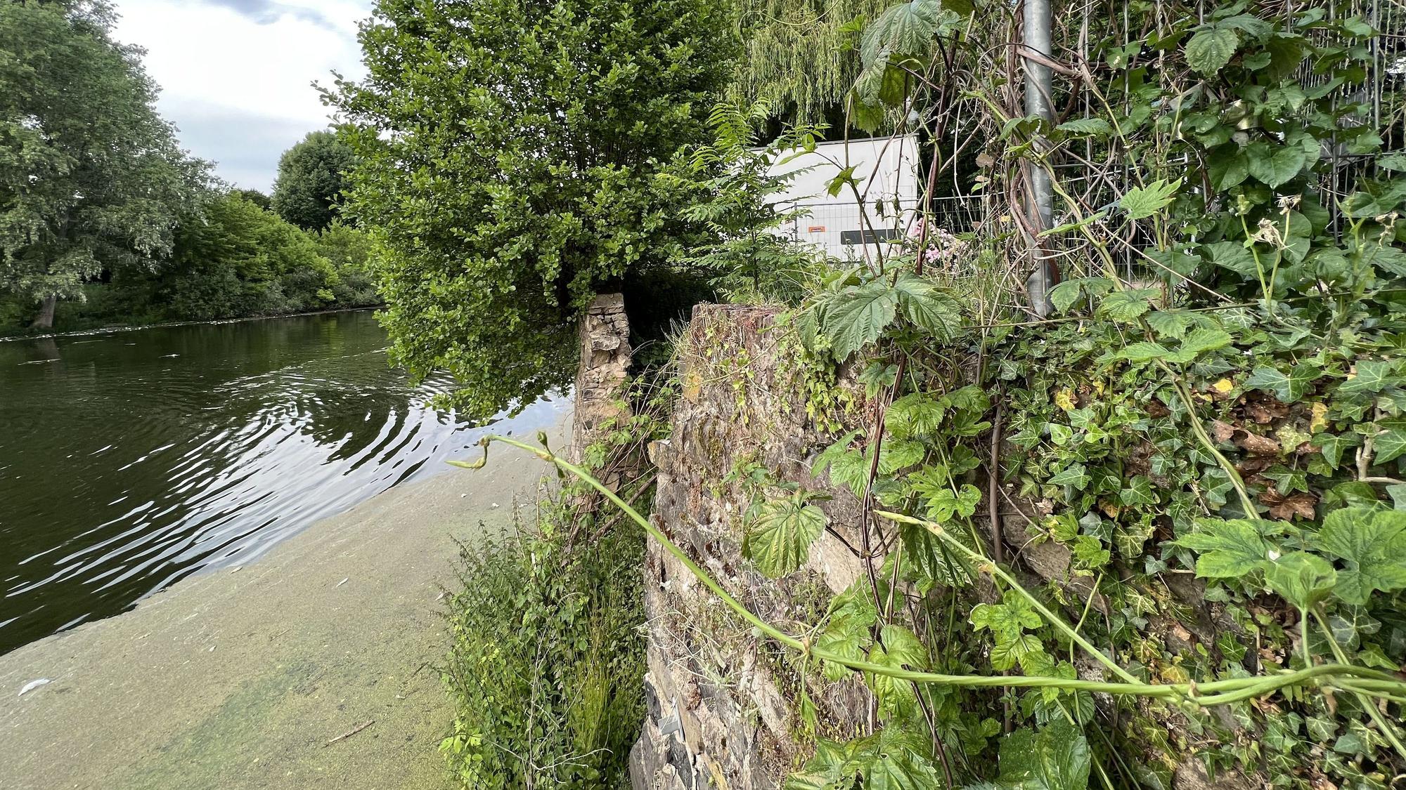 Die Ufermauer an einem der Groov.