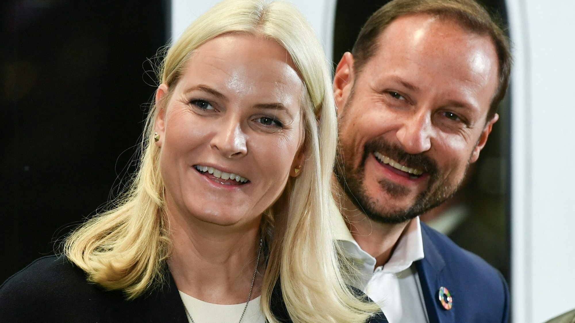 Haakon, Kronprinz von Norwegen, und Kronprinzessin Mette-Marit stehen auf dem Hauptbahnhof, um mit einem Literaturzug von Berlin über Köln zur Frankfurter Buchmesse zu fahren.