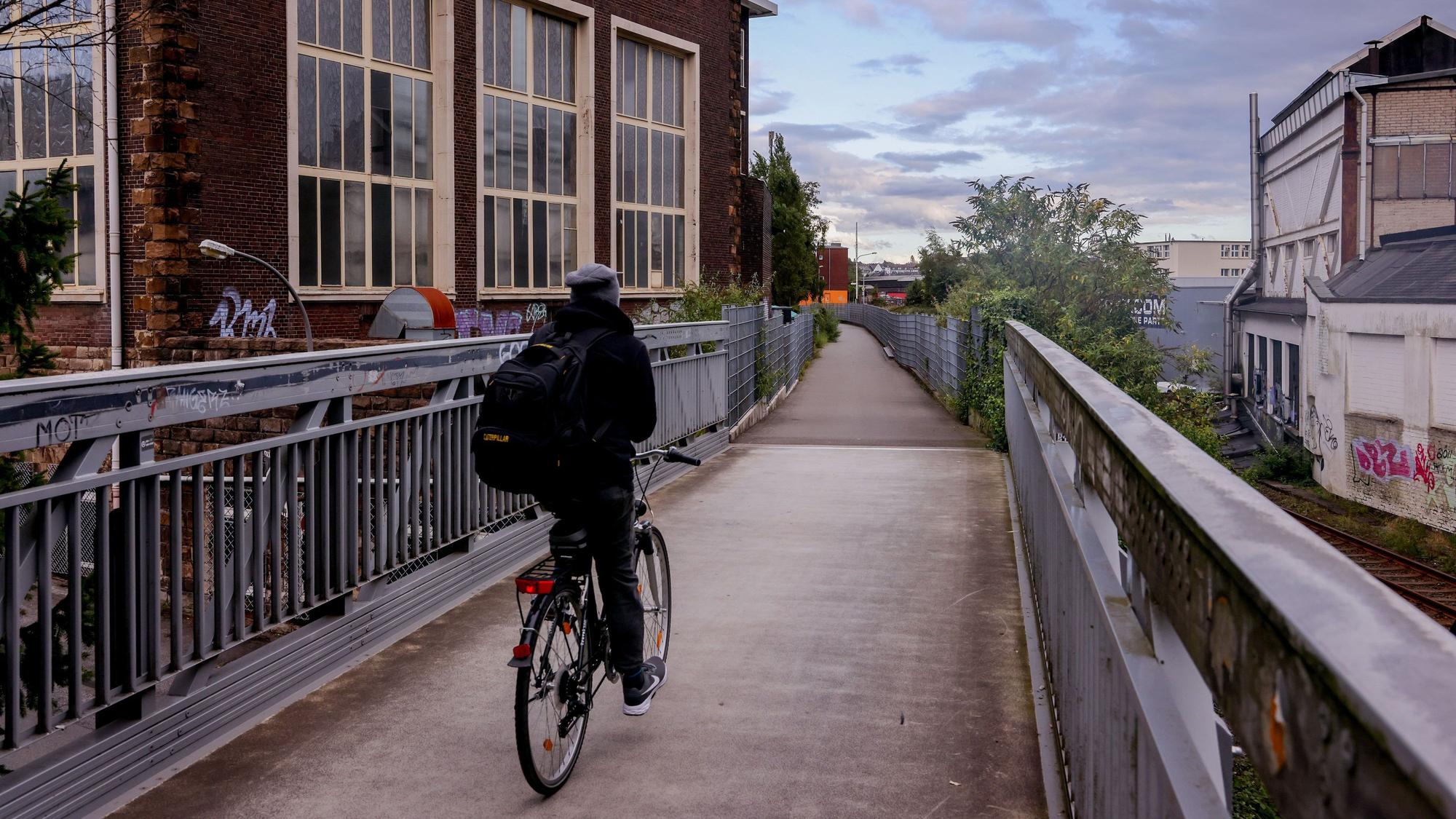 Ein Fahrradfahrer auf der Werkzeugtrasse in Remscheid.