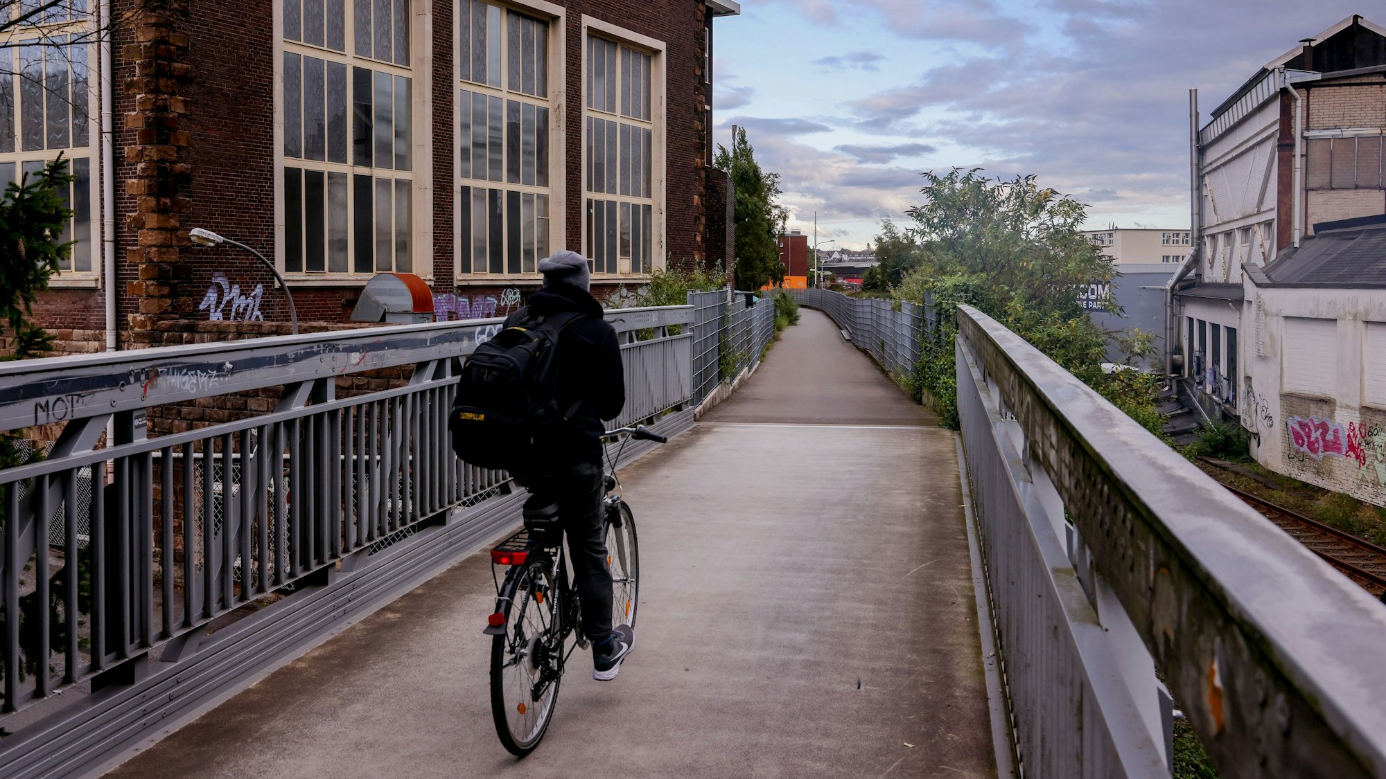 Ein Fahrradfahrer auf der Werkzeugtrasse in Remscheid.