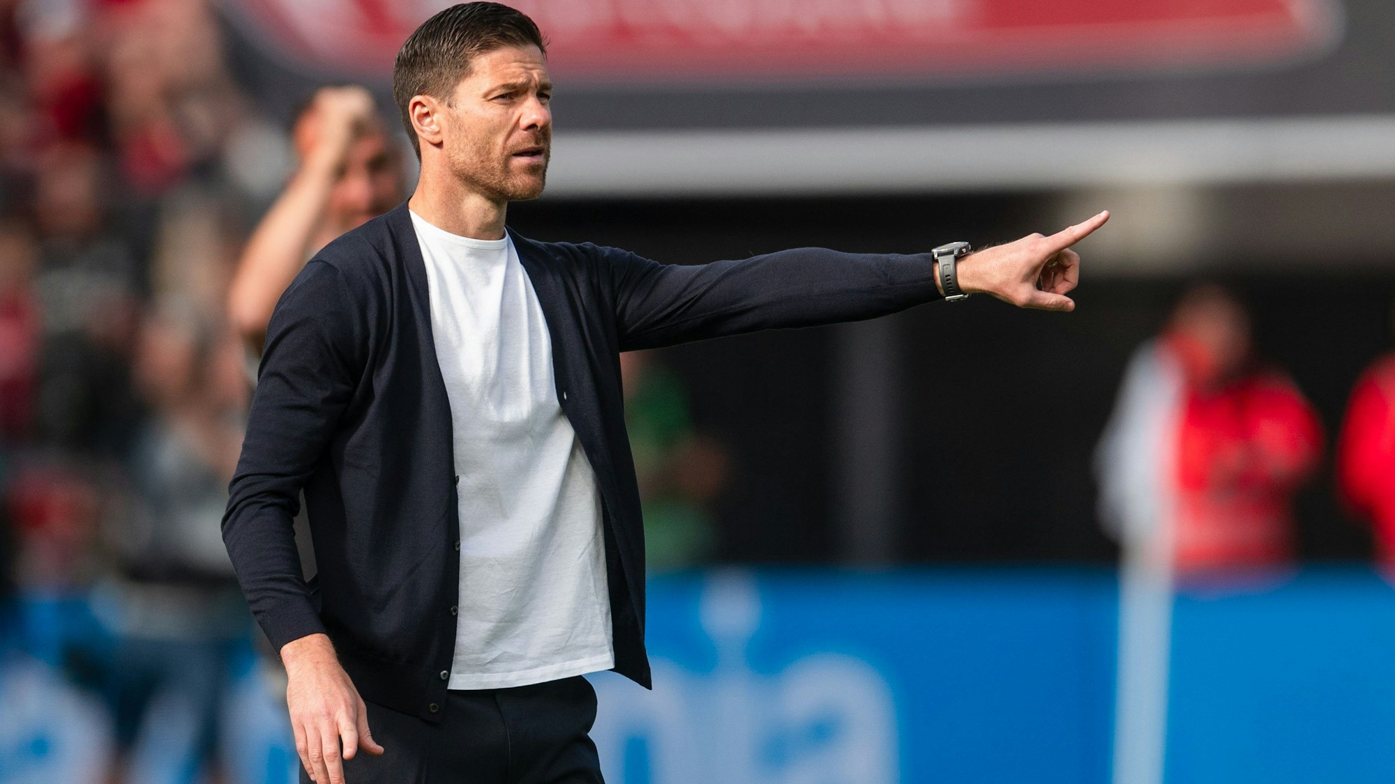 Leverkusens Trainer Xabi Alonso gestikuliert an der Seitenlinie. Alsonso wird als neuer Trainer von Real Madrid ab 2024 gehandelt.