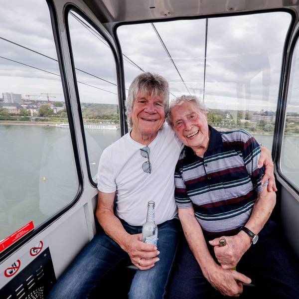 „Bläck Fööss“-Gründungsmitglied Bömmel Lückerath und Sänger Ludwig Sebus fahren nach dem Pressetermin zur Vorstellung des Songs mit der Seilbahn.